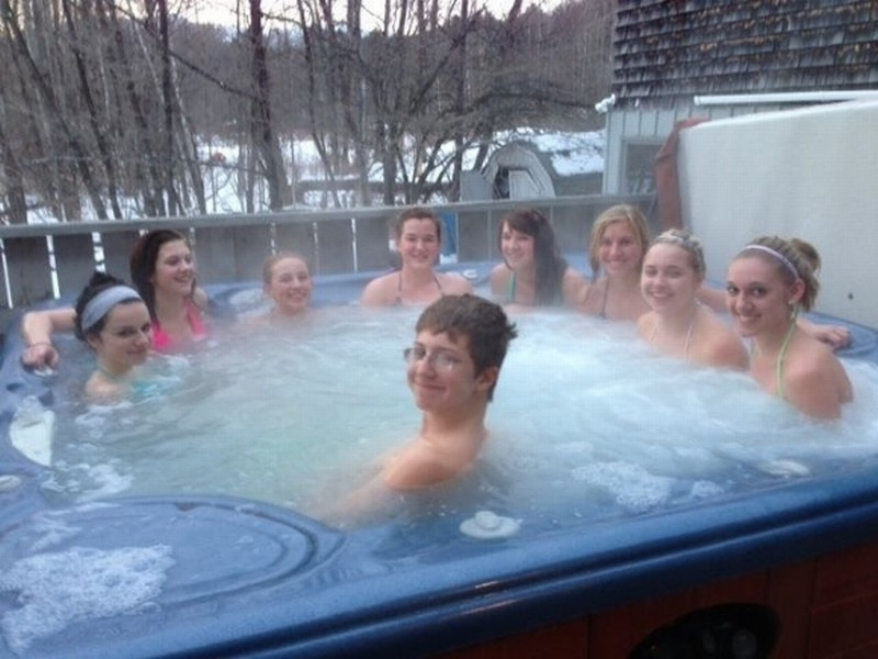 1 Guy + 8 Girls + Hot Tub = He's Doing It Right
