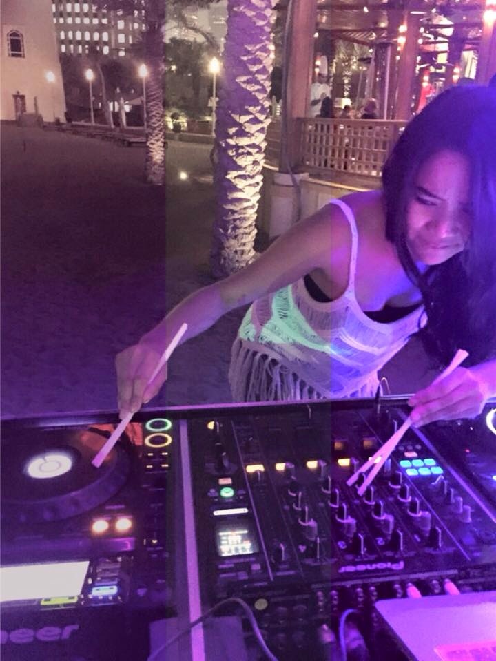 How asian DJ's do it.