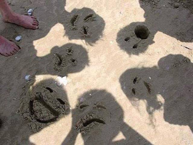 Make shadow sand faces for some good clean beach time fun.