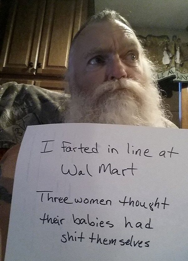 Man that resembles Santa Claus self shaming about an incident at Walmart.