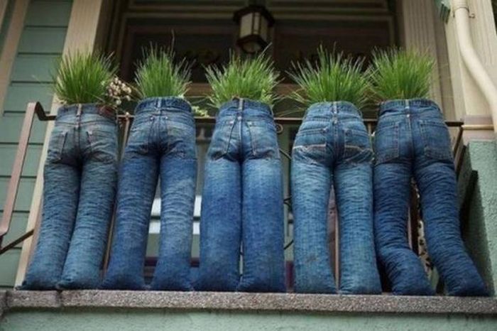 These planters are a great way to put your old blue jeans to good use.