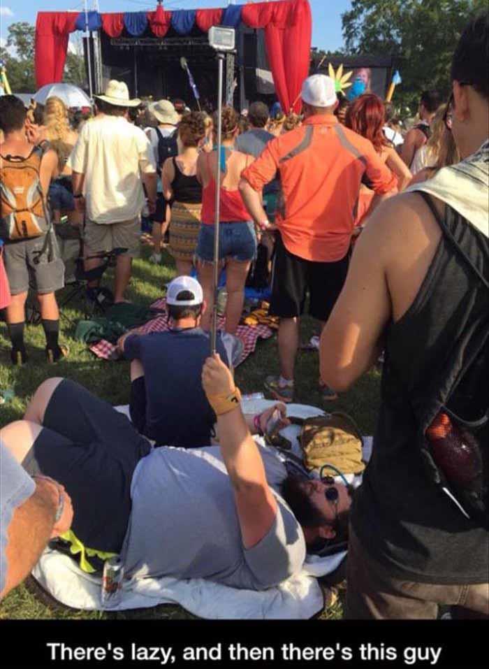 This guy at a concert takes laziness to a new level.
