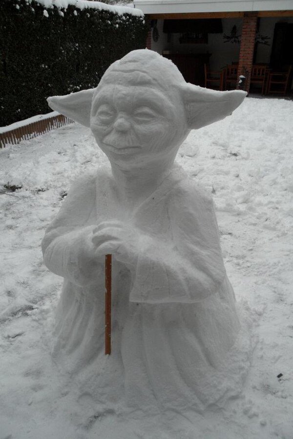Yoda sculpted out of snow is a very impressive work of art. Talented you are young Jedi.