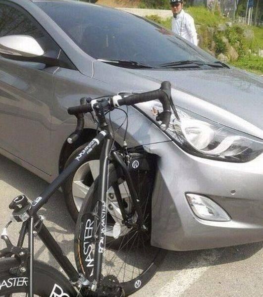 Horrible accident between a bicycle and a car. The bike is fine.