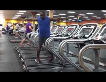 Working out at the gym can become boring but not for this guy.